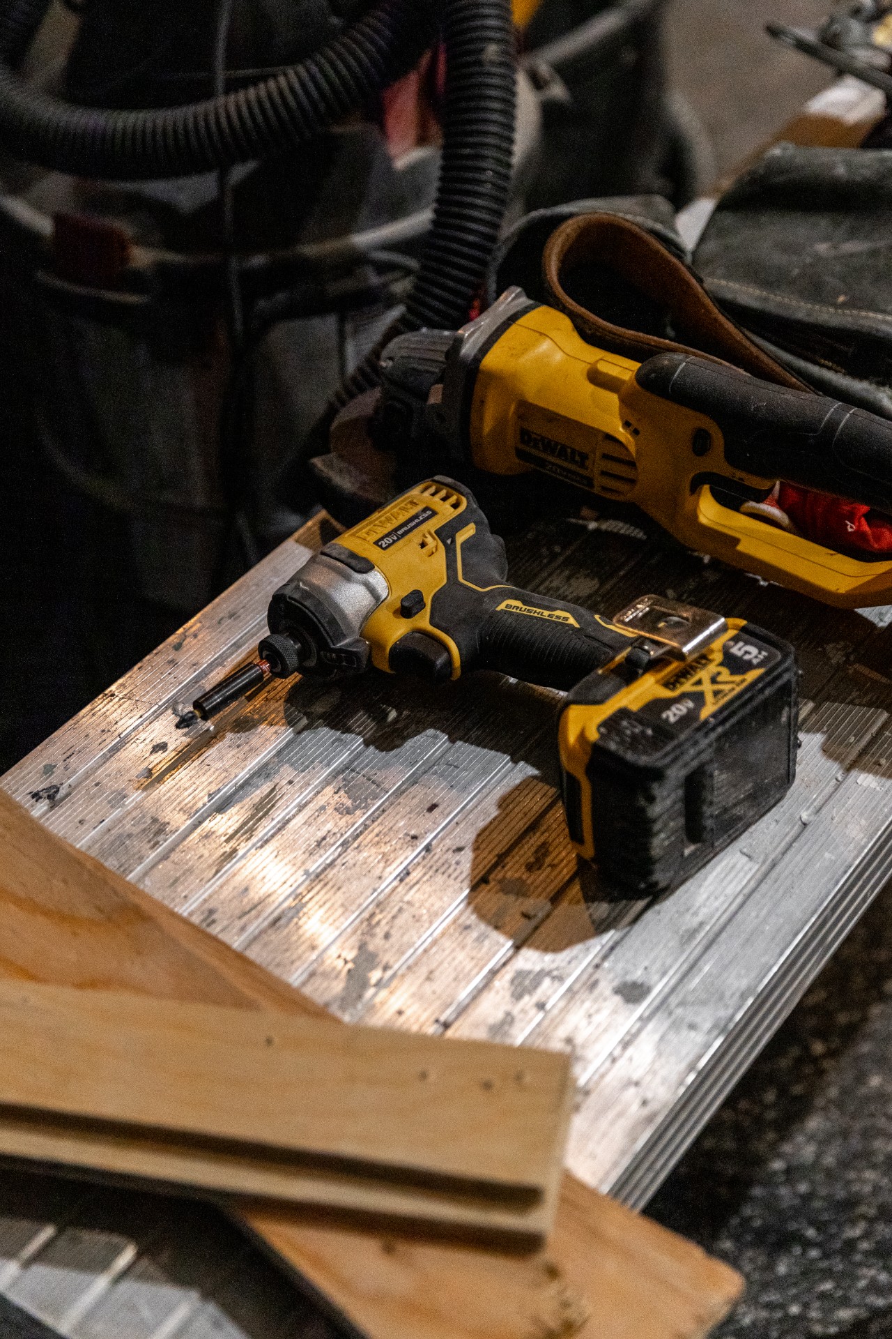 perceuse sur une table pendant un projet de construction et rénovation